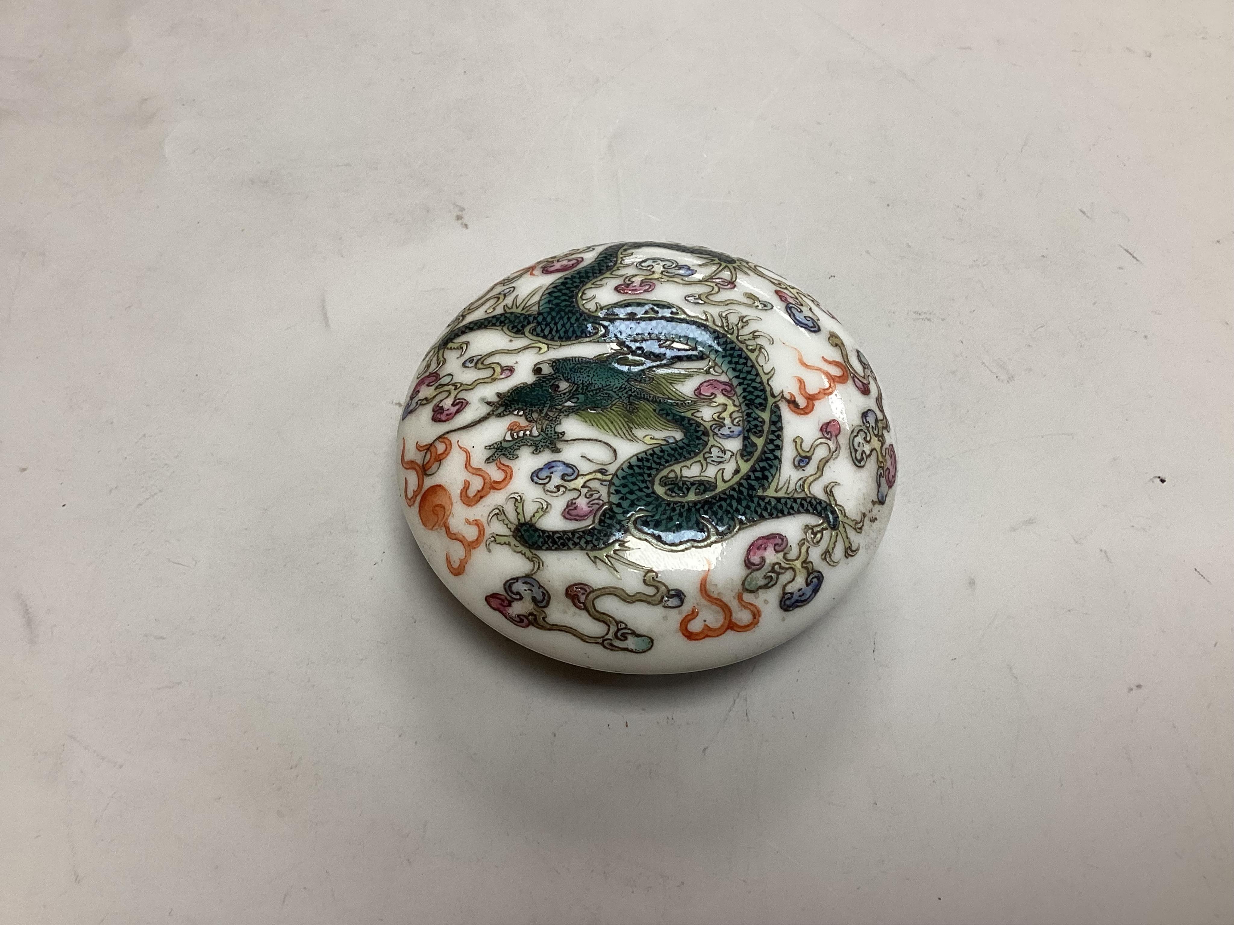 A small Chinese enamelled porcelain ’dragon’ seal paste box and cover, early 20th century, 7.2cm
